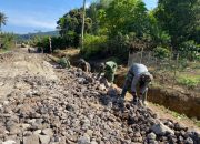 Tetap Semangat di Bulan Puasa, Satgas TMMD Rapikan Bahu Jalan di Nagori Bahapal