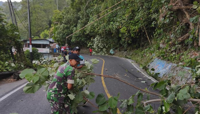 Jelang Libur Lebaran, Babinsa Koramil Girsang Sipangan Bolon Bersama Warga Gelar Jumat Bersih di Jalan Panatapan Parapat