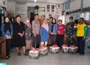 Sentuhan Kepedulian di Pagi Hari, Babinsa Bersama Aparat Kelurahan Bagikan Sembako untuk Petugas Kebersihan