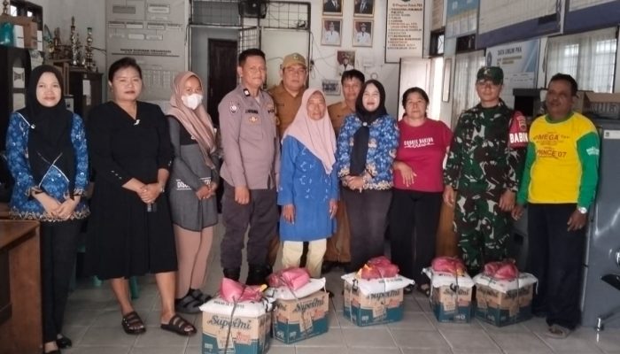 Sentuhan Kepedulian di Pagi Hari, Babinsa Bersama Aparat Kelurahan Bagikan Sembako untuk Petugas Kebersihan