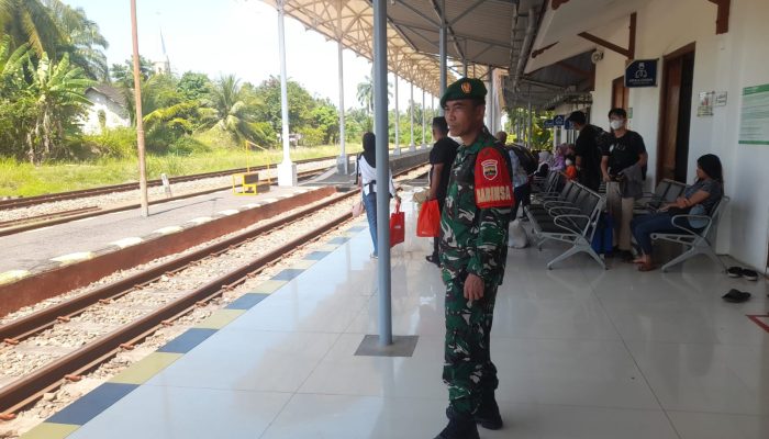 Sentuhan Humanis di Stasiun Bandar Tinggi, Babinsa Hadir Amankan Arus Mudik Lebaran