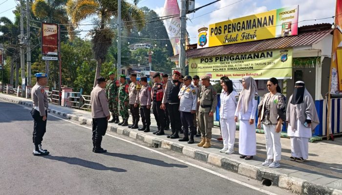 Sinergi TNI-Polri di Pos Pam Pagoda Parapat, Babinsa Kodim 0207/Simalungun Jaga Kelancaran dan Keamanan Wisatawan