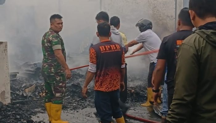 Babinsa Sigap Bantu Pemadaman, Tiga Rumah Warga Siantar Timur Hangus Dilalap Api