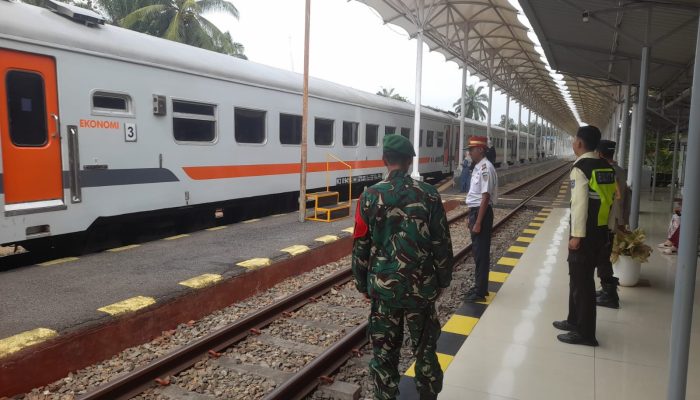 Sinergi Babinsa dan Polri Amankan Arus Balik Lebaran di Stasiun Bandar Tinggi
