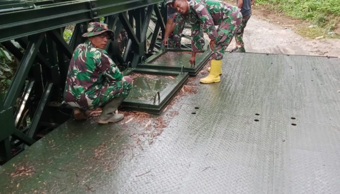 Gotong Royong Jadi Kekuatan, Babinsa dan Warga Bangun Jembatan Demi Kemudahan Akses