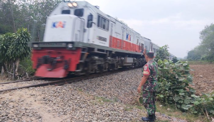 Babinsa Jaga Jalur Kereta, Pastikan Perjalanan Aman dan Nyaman di Dolok Batunanggar