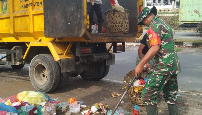 Babinsa Koramil 05/Serbelawan Bersama Warga Sinaksak Gelar Gotong Royong, Lingkungan Bersih dan Nyaman