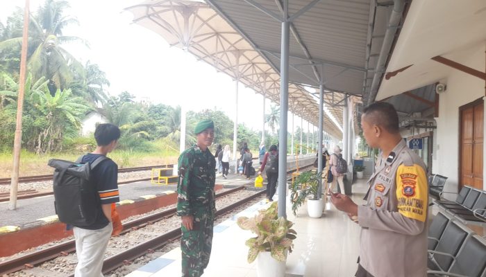 Babinsa Koramil 06/Perdagangan Laksanakan Pengamanan Angkutan Lebaran di Stasiun Bandar Tinggi