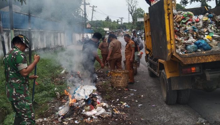 Babinsa Bersama Perangkat Kelurahan Gotong Royong Bersihkan Lingkungan Sinaksak