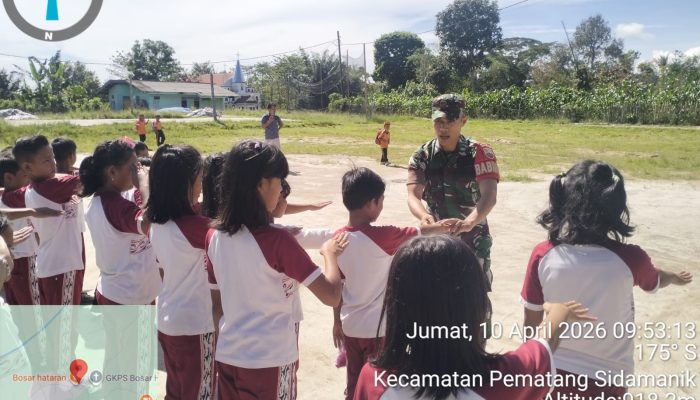 Tanamkan Disiplin Sejak Dini, Babinsa Tiga Balata Latih PBB Siswa SD di Simalungun