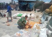 Babinsa Siantar Selatan Bantu Warga Giling Jagung di Mekar Nauli