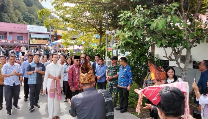 Danramil Girsang Sipangan Bolon Sambut Kunjungan Menteri Pariwisata, di Pantai Bebas Parapat