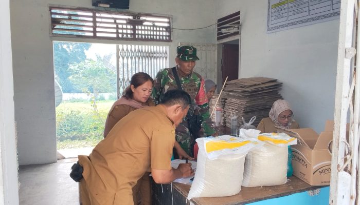 Babinsa Dolok Pardamean Kawal Penyaluran Bantuan Pangan, Pastikan Tepat Sasaran untuk Warga