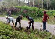 Babinsa dan Warga Bersatu, Gotong Royong Bersihkan Lingkungan Demi Cegah Banjir di Jorlang Hataran 