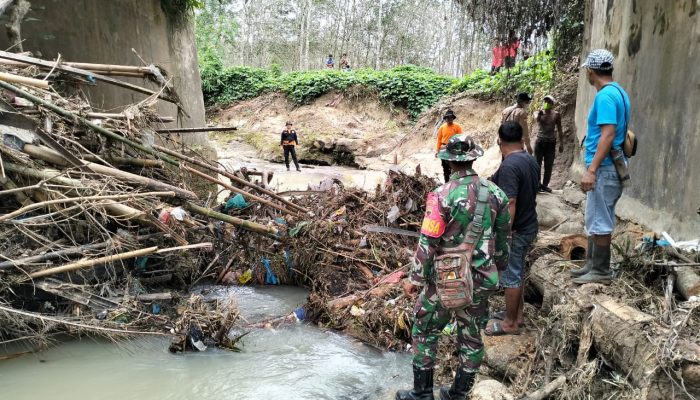 Babinsa Koramil 05/Serbelawan dan Warga Kompak Bersihkan Sungai, Cegah Banjir Sejak Dini