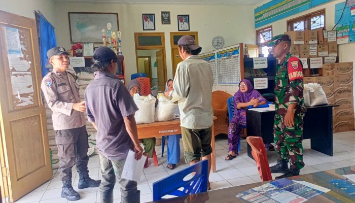 Sinergi TNI-Polri Hadirkan Kepedulian, Babinsa dan Bhabinkamtibmas Dampingi Penyaluran Bantuan Pangan 
