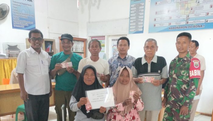 Babinsa Bosar Maligas Dampingi Penyaluran BLT-DD, Warga Marihat Tanjung Terima Bantuan dengan Haru