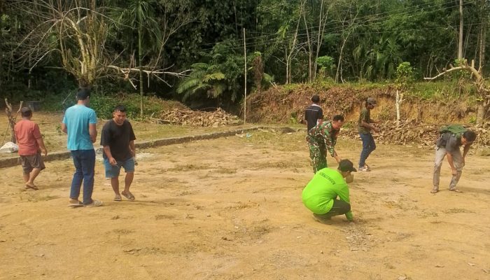 Kebersamaan di Hari Jumat, Babinsa dan Warga Bah Sulung Gotong Royong Jaga Kebersihan Lingkungan