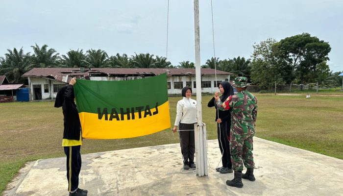 Semangat Paskibra Menggema di Bosar Maligas, Babinsa Latih Generasi Muda Sambut Hardiknas