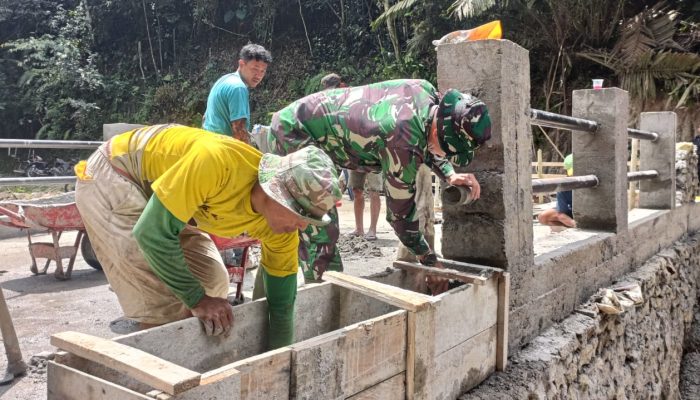 Danramil Sidamanik Pimpin Percepatan Jembatan Aramco, Kebersamaan Hangat Terjalin Bersama Warga