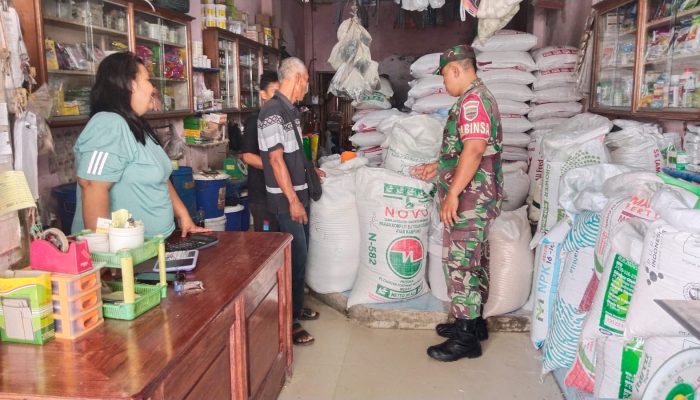 Perkuat Ekonomi Warga, Babinsa Serbelawan Kunjungi Pedagang Pupuk dan Bibit