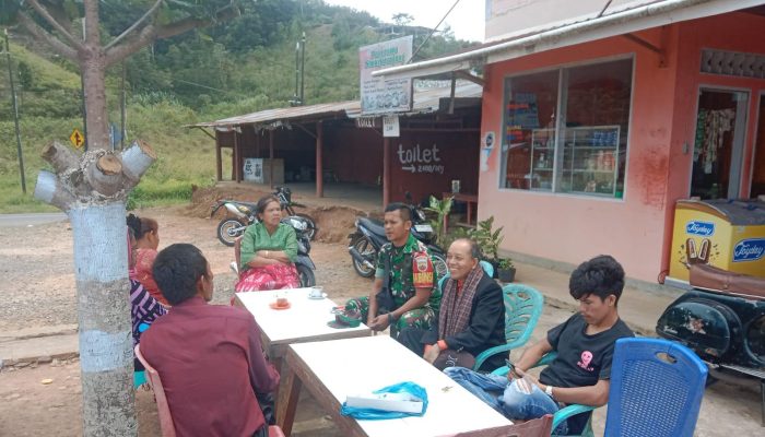 Babinsa Ajak Wisatawan Jaga Alam Simarjarunjung, Komsos Humanis di Destinasi Favorit Simalungun