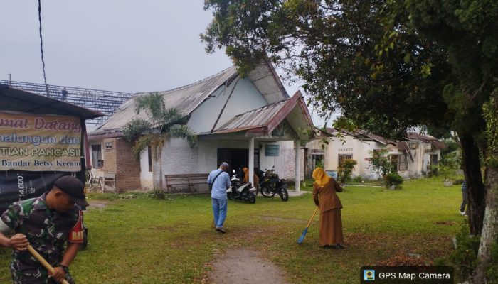 Babinsa dan Perangkat Kelurahan Serbalawan Jaga Kebersihan, Wujudkan Lingkungan Kerja Nyaman dan Sehat
