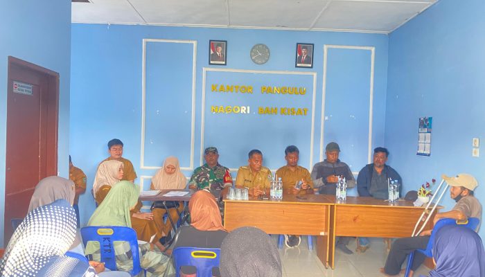 Babinsa Tanah Jawa Dampingi Penyaluran BLT Dana Desa, Warga Bahkisat Terima Bantuan dengan Tertib dan Penuh Harap