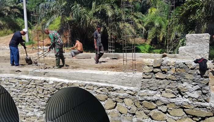 Satukan Tenaga Demi Akses Warga, Personel Kodim 0207/Simalungun Bersama Masyarakat Percepat Pembangunan Jembatan Aramco