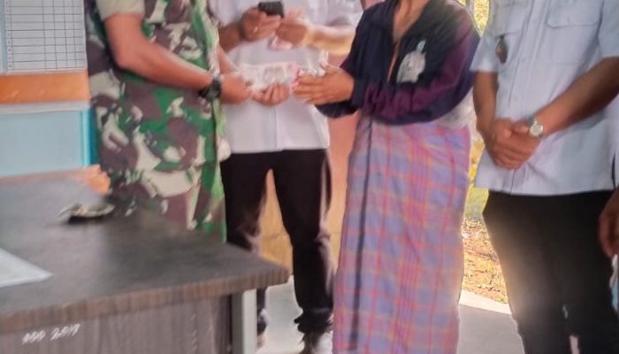 Sentuhan Kepedulian di Desa, Babinsa Hadiri Penyaluran BLT DD untuk Warga Silimakuta Barat