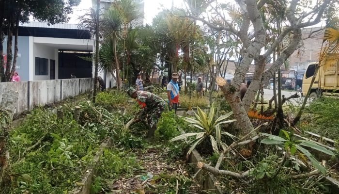 Semangat Kebersamaan, Babinsa Koramil 14/Raya Gotong Royong Bersama Pemerintah Kecamatan
