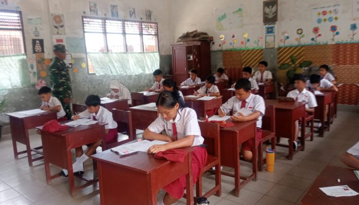 Babinsa Koramil 09/Tiga Balata Monitor Pelaksanaan UAS di SD Plus Tiga Balata, Pastikan Berjalan Aman dan Lancar