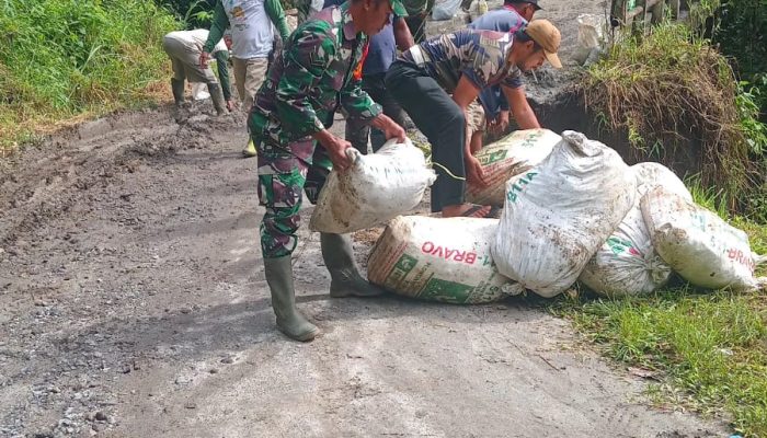 Babinsa dan Warga Bersatu, Jalan Longsor Penghubung Dua Nagori di Raya Kembali Ditimbun