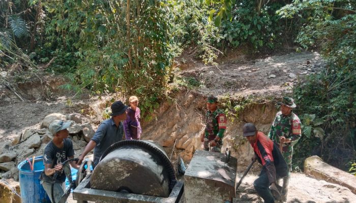 Semangat Gotong Royong Mengalir di Sidamanik, Personel Kodim 0207/Simalungun dan Warga Percepat Pembangunan Jembatan Aramco