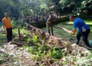 Semangat Kebersamaan, TNI-Polri dan Warga Gotong Royong Bersihkan Umbul di Siabal Abal