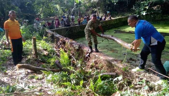 Semangat Kebersamaan, TNI-Polri dan Warga Gotong Royong Bersihkan Umbul di Siabal Abal