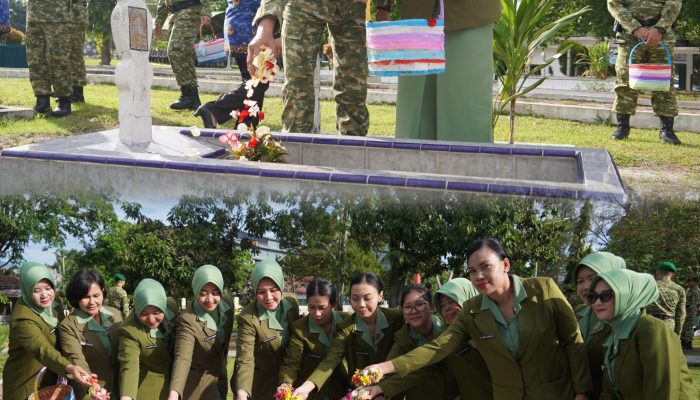 Korem 022/PT Bersama Satdisjan Laksanakan Ziarah Dimakam Pahlawan Dalam Rangka HUT Ke-64 Korem 022/Pantai Timur