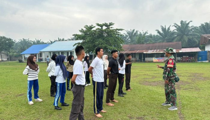 Semangat Merah Putih dari Sekolah, Babinsa Latih Paskibra SMA Negeri 1 Bosar Maligas