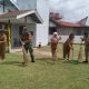 Pererat Kebersamaan, Babinsa dan Aparat Kelurahan Bersihkan Kampung Gunung