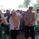 Sinergi TNI-Polri, Babinsa Serbelawan Kawal Penyaluran Bantuan Pangan untuk Warga