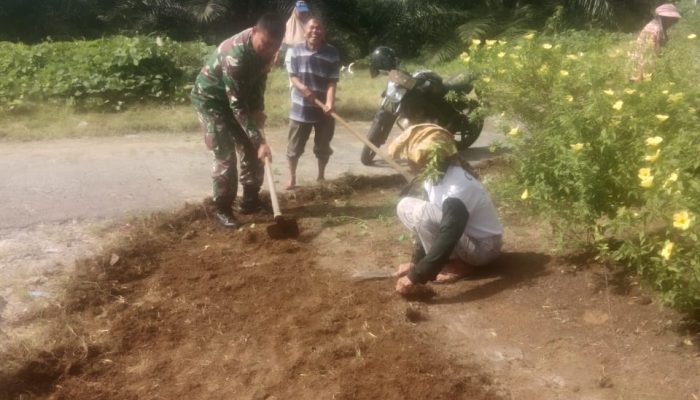 Bahu Membahu Demi Lingkungan Asri, Babinsa dan Warga Sulap Taman Desa Jadi Lebih Indah