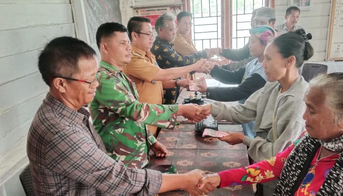 Pastikan Bantuan Tepat Sasaran, Babinsa Koramil 15/Dolok Pardamean Kawal Penyaluran BLT Tahap I & II