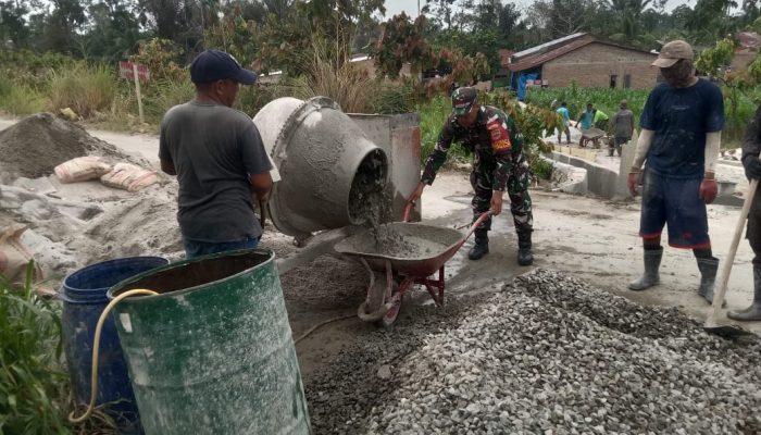 Semangat Kebersamaan, Babinsa Koramil Siantar Selatan Gotong Royong Bersama Warga Bangun Jalan Rabat Beton