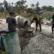 Semangat Kebersamaan, Babinsa Koramil Siantar Selatan Gotong Royong Bersama Warga Bangun Jalan Rabat Beton