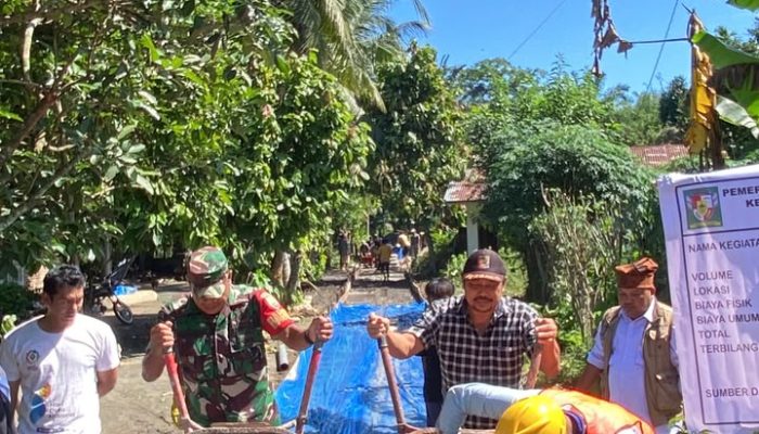 Dukung Pembangunan Wilayah Binaan, Babinsa Koramil 08/Bangun Turun Langsung Dampingi Rabat Beton 198 Meter