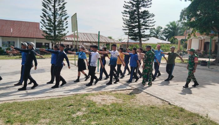 Semangat Merah Putih Mulai Ditanamkan, Babinsa Koramil Tanah Jawa Latih Paskibra SMA HKBP Huta Bayu Raja Sambut HUT RI ke-81
