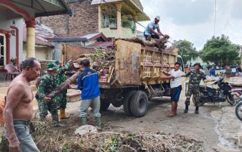 Aksi Gotong Royong Koramil 05/Serbelawan dan Warga Bersihkan Sampah Pascabanjir, Wujud Kepedulian Pulihkan Lingkungan