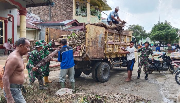 Aksi Gotong Royong Koramil 05/Serbelawan dan Warga Bersihkan Sampah Pascabanjir, Wujud Kepedulian Pulihkan Lingkungan