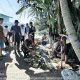 Cegah Longsor Saat Musim Hujan, Babinsa Koramil 07/Bosar Maligas Gotong Royong Bersama Warga Perkuat Pembatas Parit