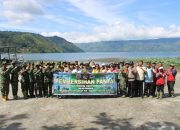 Karya Bakti HUT TNI ke-81, TNI-Polri dan Pemerintah Daerah bersama Warga Bersihkan Pantai Danau Toba di Parapat